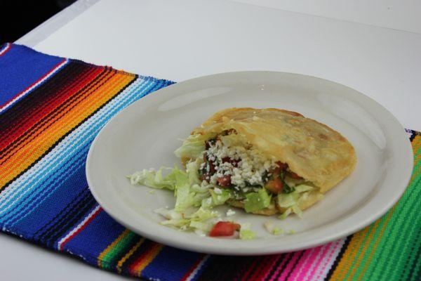 Gordita,fried home made thick tortilla,stuffed with choice of beef or chicken,lettuce,pico de gallo and fresco cheese