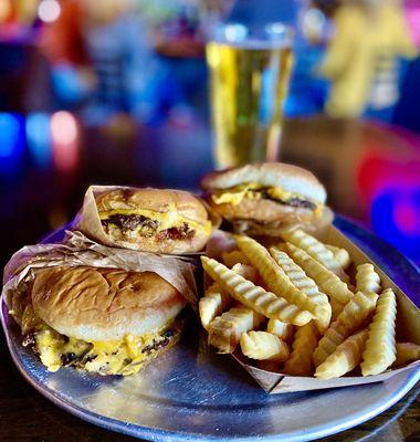 Pub burgers. Crinkles. Beers.