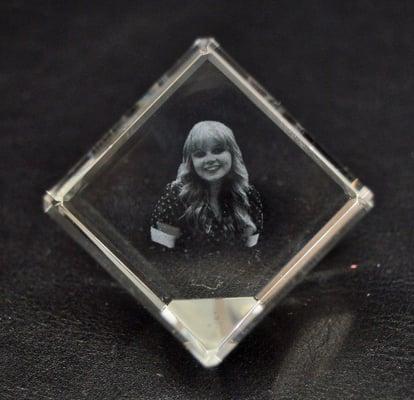 Bring your favorite picture and turn it into a 3D crystal image!