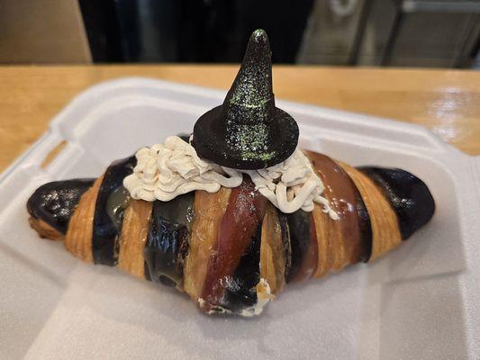 Happy Halloween from this super cute Matcha Blackberry Croissant at @lcg.savannah