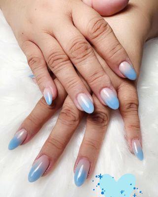 Ombré airbrush summer nails looks like cotton candy