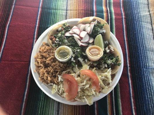 * Five tacos beef with rice and salad.  * Cinco tacos de asada con arroz y ensalada.