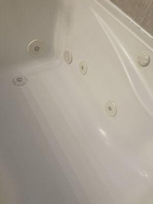 AFTER: Sparkly Clean Tub & Jets!