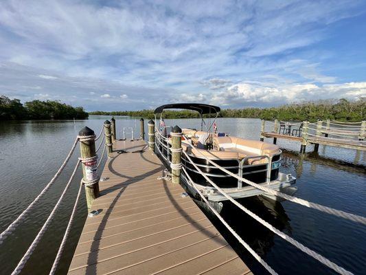 Boats can dock and walk up to restaurant. Cool.