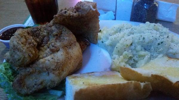 Fried catfish, garlic toast, & mashed potetoes....soo good!!