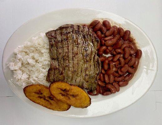 Beef with rice, beans and sweet plantains / Carne de res con arroz , frijoles y maduros