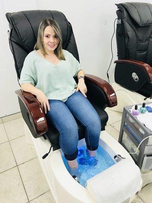 Bella cliente disfrutando del spa pedicure