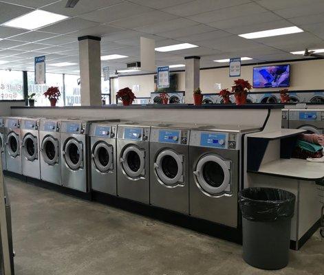 Clean laundromat on Alvarado in Los Angeles, Ca