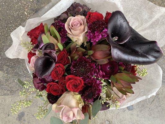 DEEP BURGUNDY CALLAS AND WINE RANUNCULUS