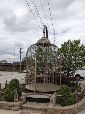 World's Largest Birdcage, Casey