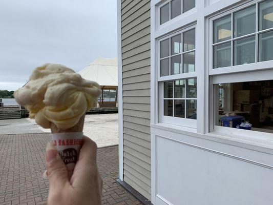 Walk up ordering, view next to river, ice cream very soft on cold day