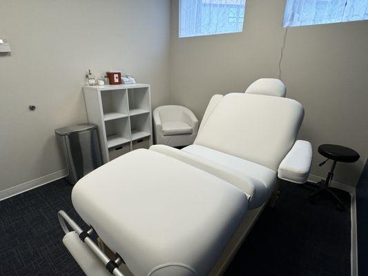 Treatment room and treatment bed.