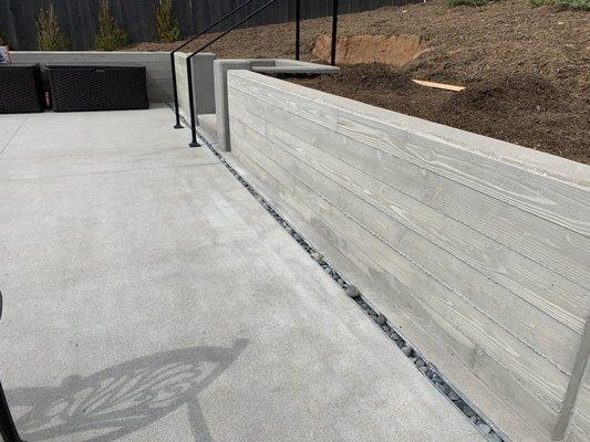 Board form retaining wall