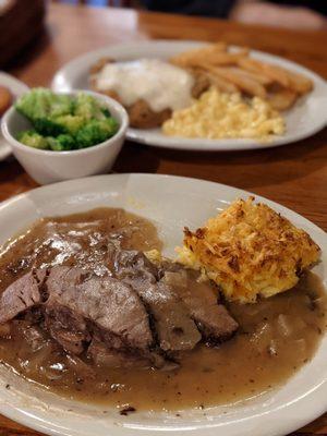 Roast beef with hashbrown casserole and steamed broccoli