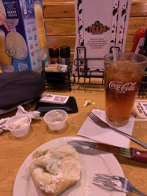 Unsweet peach tea and dinner rolls with cinnamon butter!  Delicious!!