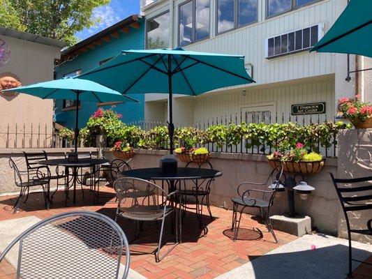 Outdoor dining on the patio