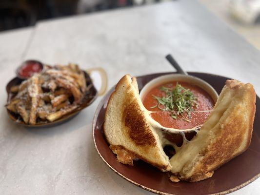 Spicy tomato soup with grilled cheese and truffle fríes