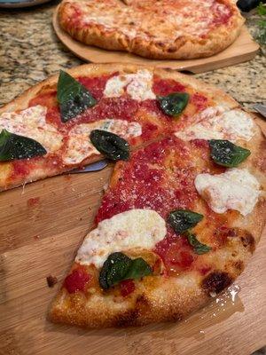 Personal Margarita pizza