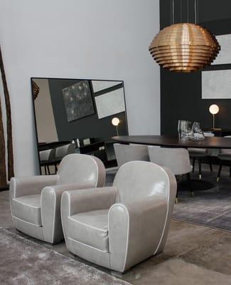 Baxter | Amburgo Baby armchairs, Our Lady hanging lamp, Bourgeois table, Colette armchairs. Porro | Reflection mirror.