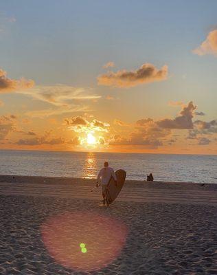 Guess we weren't the only ones with the idea. Low tide, no waves = perfect paddle board waters. :)))) Beach bum