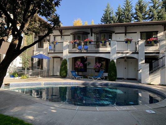 Pool/jacuzzi (heated fo 92 degrees!)