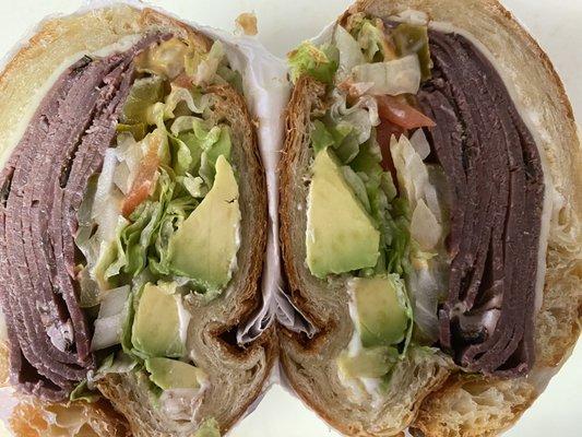 Roost beef sandwiches with avocado