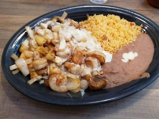 Camarones hawaiianos (shrimp with onions, pineapple, and mushrooms)