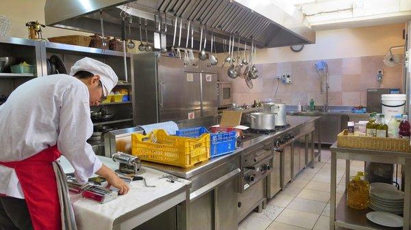 Interim gap year students often attend cooking courses worldwide