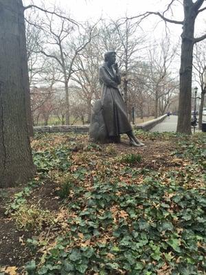 Cute park with chairs and a beautiful moment of Eleanor Roosevelt