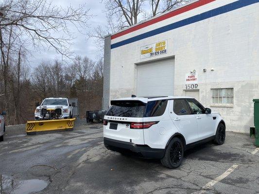 Blacked out package on this 2019 Range Rover Discovery