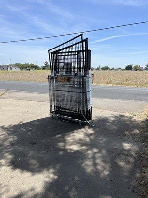 Kennel delivered by the road and leaning in an unstable way.