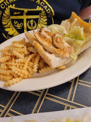 Grilled chicken poboy