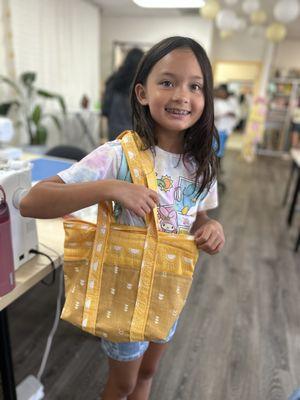 My daughter's tote bag project with 6 pockets and a zipper.