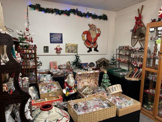 The 2023 Christmas shop featuring antique and vintage Christmas items is now open. You will also find unique and unusual gifts here.