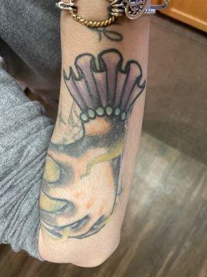 Visible scarring through the "fingers" of tattoo