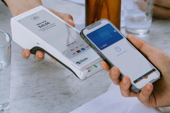 Clover Flex accepts all contactless methods / NFC / Apple Pay