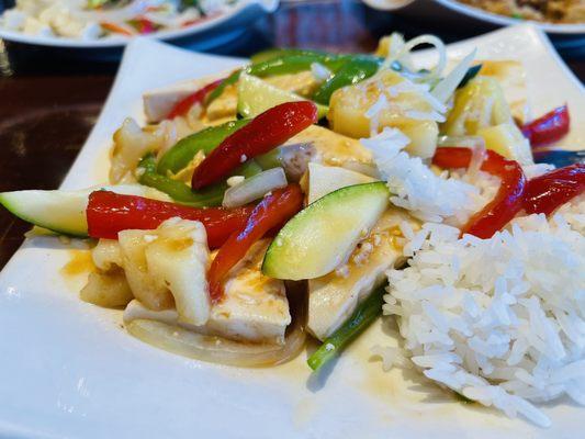 Veggies in garlic sauce with tofu