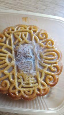 White mold grown on moon cake