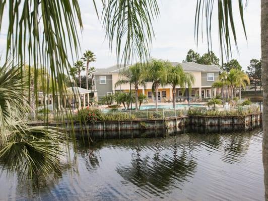 Wisper Palms Apartments located in East Orlando resides on a gorgeous lake off Alafaya.