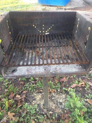 Kabin 2 grill all rotted can't be used ! If you want to use a grill bring your own .