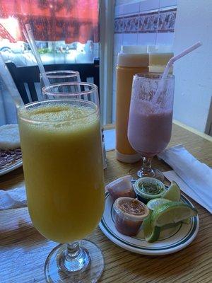 Maracuya con agua - passionfruit with water Mora con leche - Blackberry milk smoothie