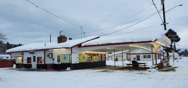 Watch out for falling roof snow!