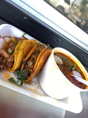 Tacos de Birria con su consomé