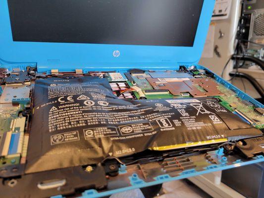 Another bloated battery...  

#battery #Laptop #Bulging #Bad #Bloated #Repair #Computer #Richland #Kennewick #Pasco #TriCitiesWA