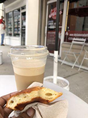 Iced coffee with pan de bono