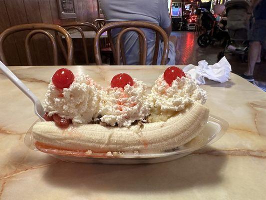 Classic banana split