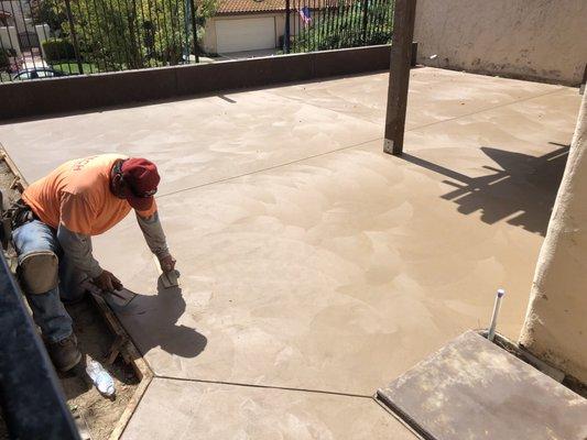 Patio with mini contrast wall