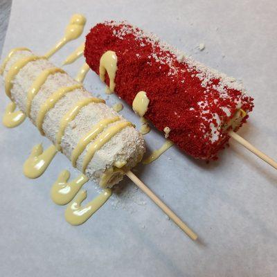 Street corn Elote. Cotija, Mayo and butter. 
Hot corn Elote. Mayo, hot cheetos, cheese