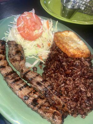 Carne asada de res con gallo pinto, relleno nicaragüense, y queso frito.