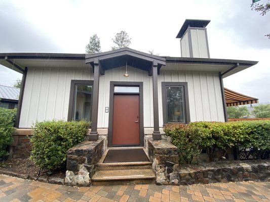 Cottage with a fireplace and jacuzzi tub! The yawning is out for the rain